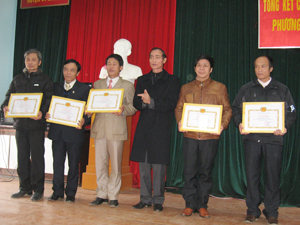 Lãnh đạo huyện Đà Bắc tặng giấy khen cho các TCCS Đảng đạt TSVM năm 2011.